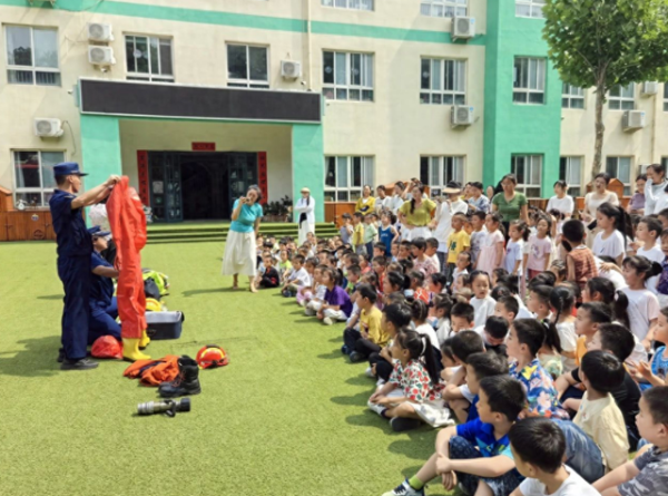 亿鑫网 东营市广饶县消防救援大队: 消防车进校园 师生齐学“防火经”